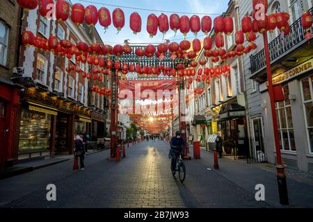 Londra, Regno Unito. 16 marzo 2020. Una via Gerrard quasi deserta nella Chinatown di Londra. Foto Stock