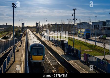 Il centro di trasporto di Dublino per tram, treni e autobus nella stazione di Broombridge, illustra il minor numero di pendolari durante le epidemie Covid 19, coronavirus Foto Stock