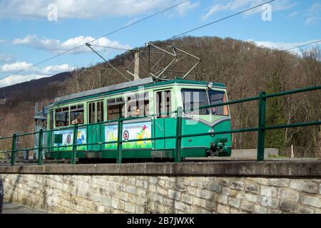 Konigswinter, NRW, Germania, 03 12 2020, treno a cremagliera a drachenfels, Konigswinter, lasciando una stazione Foto Stock