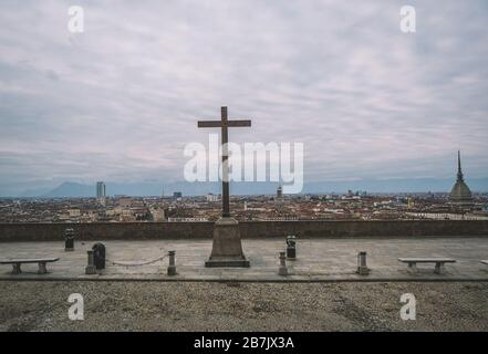 Torino, 15/03/202020Vista generale di Torino dal Monte dei Cappuccini durante l'Italia continua Nationwide Lockdown per controllare Coronavirus spread . Punto Foto Stock