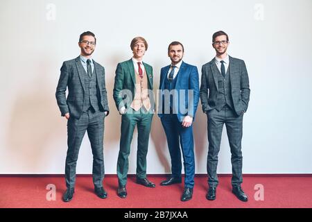 Un gruppo di giovani in abiti da lavoro. Team aziendale, leadership. Concetto di successo Foto Stock