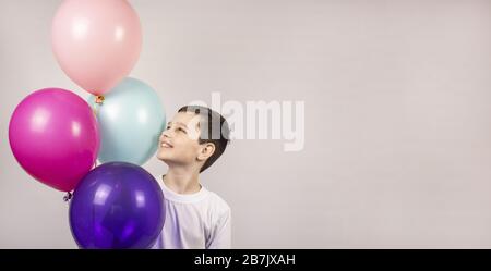 Palloncini di festa. Palloncino su sfondo chiaro. Buon compleanno concetto. Compleanno con i mongolfiere multicolore. Bambini gioiosi. Festeggia il tuo Foto Stock