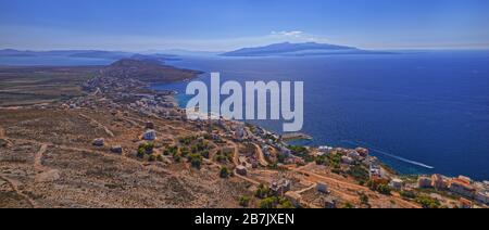 Panorama della città costiera di Sarande in Albania Foto Stock