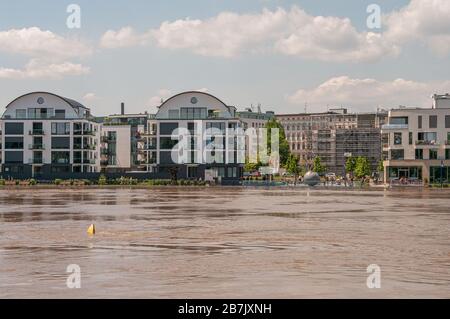 Enorme alluvione del fiume Elba nel centro di Magdeburg, centro città, Magdeburg, Germania, nel giugno del 2013, paesaggio urbano Foto Stock