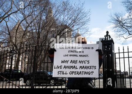 Sostenendo che il COVID-19 è iniziato in un mercato di animali vivi, gli attivisti PETA chiedono che la città sospenda l'operazione di macelli a tempo indeterminato in un raduno fuori City Hall a New York City il 16 marzo 2020. Molti di coloro che si sono ammalati a Wuhan, l'epicentro del virus, avevano visitato un mercato animale vivo a Wuhan; le autorità hanno detto che non c'erano prove del virus che si diffonde da persona a persona (Gabriele Holtermann-Gorden/Sipa USA) Credit: Sipa USA/Alamy Live News Foto Stock