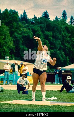 Al Feuerbach (USA) vincitore della medaglia d'oro in gara nel colpo messo alle prove del circuito olimpico e del Field Team degli Stati Uniti nel 1976 Foto Stock