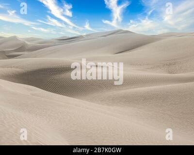 Famose dune di zucchero del deserto bianco in Oman, vicino al Khaluf Foto Stock