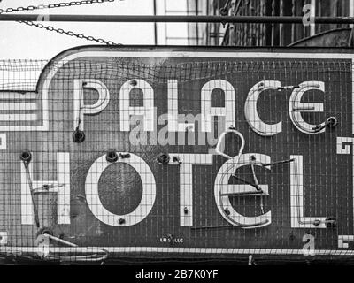 Luglio 1970, Palace Hotel sign, flophouse hotel per i senzatetto a Bowery, New York City. Aperto nel 1878 Foto Stock