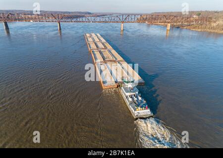 63807-00815 Vista aerea di Barge sul fiume Mississippi passando sotto il ponte Union Pacific RR vicino a Thebes Alexander Co. Il Foto Stock