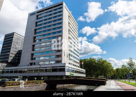 Amsterdam, Paesi Bassi - 7 settembre 2018: Edifici residenziali e uffici moderni in un nuovo quartiere di Amsterdam, Paesi Bassi Foto Stock