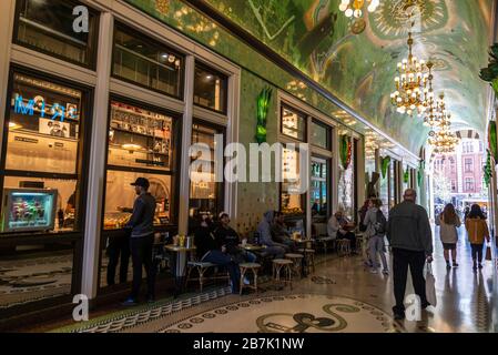 Amsterdam, Paesi Bassi - 7 settembre 2018: Interno del centro commerciale De Beurspassage con gente nel centro di Amsterdam, Paesi Bassi Foto Stock