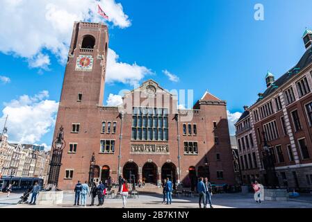 Amsterdam, Paesi Bassi - 7 settembre 2018: Edificio chiamato Beurs van Berlage con persone intorno sul Damrak, nel centro di Amsterdam, Olanda Foto Stock