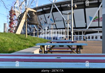 Stratford. Regno Unito. 16 marzo 2020. Claret e tavoli da picnic blu fuori dal London Stadium. Stadio di Londra. Stratford. Regno Unito. 16/03/2020. Credit Garry Bowden/Sport in Pictures/Alamy Foto Stock