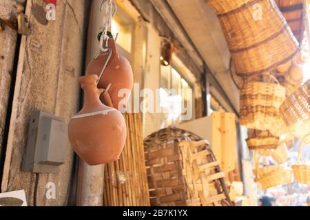 Contenitori fatti di creta. Fotografato di fronte alla panchina. Ci sono contenitori, padelle, pentole di varie dimensioni. Foto Stock