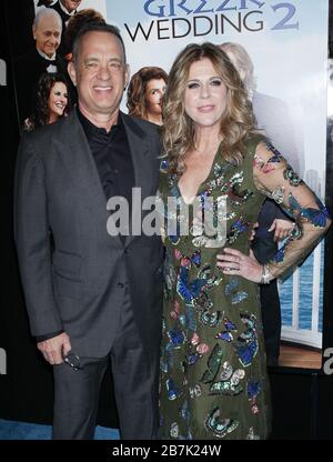 ***FILE PHOTO*** Tom Hanks e Rita Wilson secondo quanto riferito ha testato positivo con COVID-19, il coronavirus. NEW YORK, NY - MARZO 15: Tom Hanks e Rita Wilson al 'My Big Fat Greek Wedding 2' New York prima al teatro AMC Loews Lincoln Square 13 il 15 Marzo 2016 a New York City. Credito: Diego Corredor/MediaPunch Foto Stock