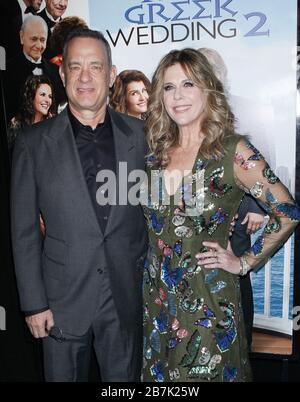 ***FILE PHOTO*** Tom Hanks e Rita Wilson secondo quanto riferito ha testato positivo con COVID-19, il coronavirus. NEW YORK, NY - MARZO 15: Tom Hanks e Rita Wilson al 'My Big Fat Greek Wedding 2' New York prima al teatro AMC Loews Lincoln Square 13 il 15 Marzo 2016 a New York City. Credito: Diego Corredor/MediaPunch Foto Stock