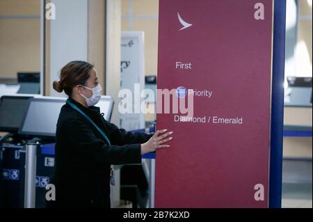 Vancouver, Canada. 16 Marzo 2020. Un membro dello staff della compagnia aerea che indossa maschera facciale lavora all'aeroporto internazionale di Vancouver a Richmond, Canada, 16 marzo 2020. Il primo ministro canadese Justin Trudeau ha annunciato una serie di nuove misure il lunedì pomeriggio per contenere ulteriormente la diffusione del COVID-19 in Canada. Credit: Liang Sen/Xinhua/Alamy Live News Foto Stock