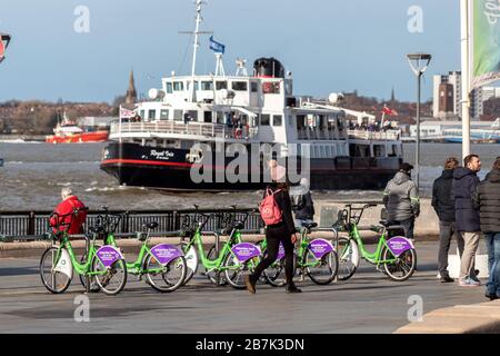 Persone sul lungomare di Liverpool, Mersey traghetto 'Royal Iris' sullo sfondo. Foto Stock