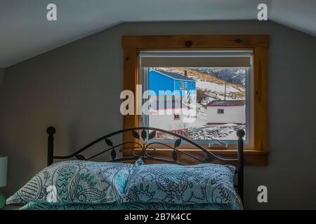 Vista come un concatenamento da una camera da letto di Spurrell's Heritage House nel pittoresco villaggio di pescatori di Dunfield a Terranova, Canada [Nessun rilascio di proprietà Foto Stock