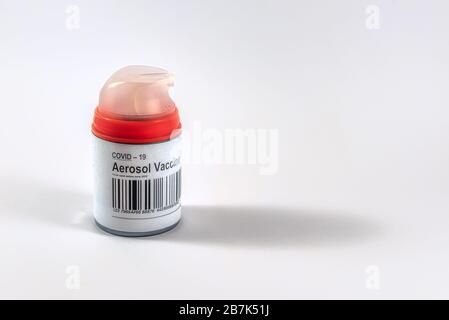 Vaccino aerosol per coronavirus??? In una bottiglia rossa su sfondo bianco, Danimarca, Marte 17, 2020 Foto Stock