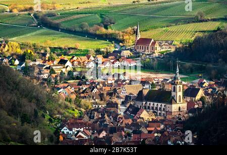 Vista del villaggio di Andlau nelle montagne Vosges - Alsazia, Francia Foto Stock