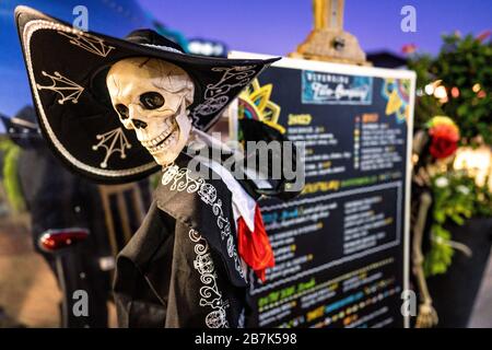 ALEXANDRIA, Virginia — decorazioni di Halloween accanto al menu di un camion taco sul lungomare della Città Vecchia, Alexandria, Virginia. Foto Stock