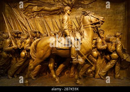 WASHINGTON D.C., Stati Uniti — Una fusione di bronzo del Memoriale di Augustus Saint-Gaudens a Robert Gould Shaw e del Massachusetts Fifty-Fourth Regiment in mostra alla National Gallery of Art Questa potente scultura raffigura il colonnello Shaw che guida il primo reggimento afroamericano dell'Union Army, commemorando la loro marcia lungo Beacon Street a Boston il 28 maggio 1863. Foto Stock