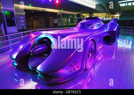 Batmobile Smithsonian Museum Washington DC // WASHINGTON DC - la Batmobile del film "Batman" di Tim Burton del 1989 in mostra al National Museum of American History dello Smithsonian. Questo iconico veicolo, progettato da Anton Furst, presenta una miscela di estetica Art Deco e influenze automobilistiche classiche, che incarna la visione di Burton di Gotham City. È stato esposto dal gennaio 2018 all'ottobre 2020. Foto Stock