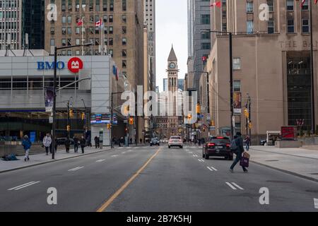 Toronto, Canada. 16 marzo 2020. Toronto vivi un'esperienza serale di punta leggera, in quanto molte strade principali di Toronto sono quasi vuote a causa delle chiusure COVID-19 con molti dipendenti che lavorano da casa. Nella foto, la Bay Street di Toronto è quasi vuota. Dominic Chan/EXImages Credit: EXImages/Alamy Live News Foto Stock