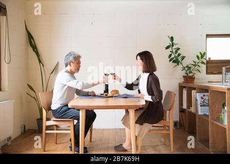 Coppia senior con degustazione di vino Foto Stock