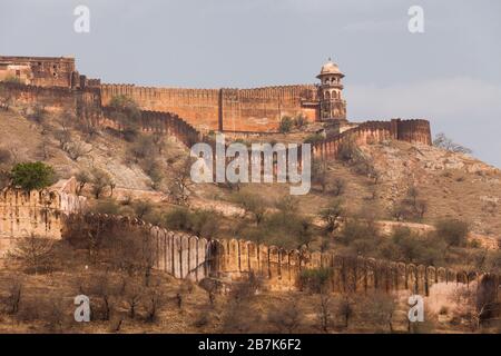 Amer Fort sulla collina con le sue mura fortificate Foto Stock