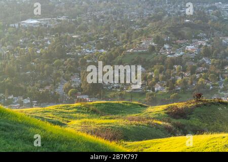 Prima mattina di primavera vista montagna di case e strade nella zona di San Fernando Valley a nord di Los Angeles, California. Foto Stock