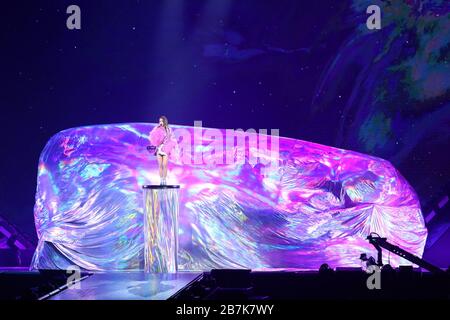 Cantante taiwanese, cantautrice, ballerina, attrice e businesswoman Jolin Tsai canta e balla sul palco al suo concerto di "bellezza brutta" a Taipei, Taiw Foto Stock