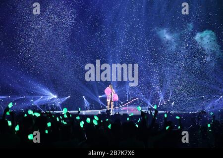 Cantante taiwanese, cantautrice, ballerina, attrice e businesswoman Jolin Tsai canta e balla sul palco al suo concerto di "bellezza brutta" a Taipei, Taiw Foto Stock