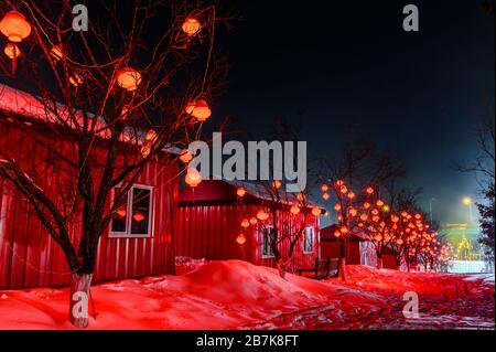 Lanterne rosse, quintessenza cinese decorazione festiva, sono stati appesi in strade per la celebrazione del prossimo anno di ratto, Changchun città, no Foto Stock