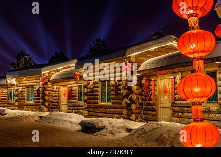 Lanterne rosse, quintessenza cinese decorazione festiva, sono stati appesi in strade per la celebrazione del prossimo anno di ratto, Changchun città, no Foto Stock