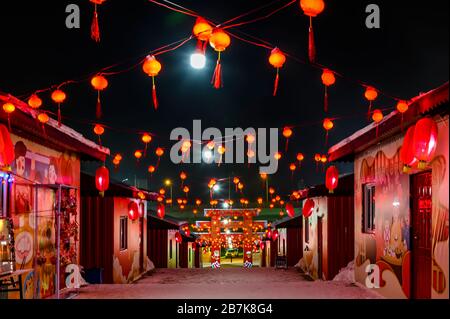 Lanterne rosse, quintessenza cinese decorazione festiva, sono stati appesi in strade per la celebrazione del prossimo anno di ratto, Changchun città, no Foto Stock