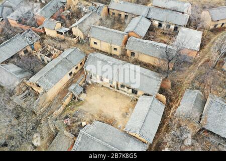 Veduta aerea del villaggio di Yaojiapo, Yuncheng, provincia di Shanxi, Cina del nord, 4 gennaio 2020. Yaojiapo Village, un villaggio di 400 anni che un tempo Foto Stock