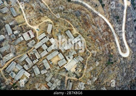 Veduta aerea del villaggio di Yaojiapo, Yuncheng, provincia di Shanxi, Cina del nord, 4 gennaio 2020. Yaojiapo Village, un villaggio di 400 anni che un tempo Foto Stock