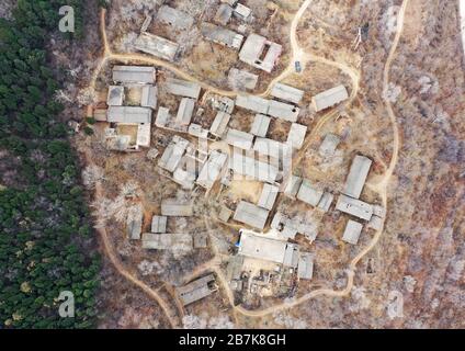 Veduta aerea del villaggio di Yaojiapo, Yuncheng, provincia di Shanxi, Cina del nord, 4 gennaio 2020. Yaojiapo Village, un villaggio di 400 anni che un tempo Foto Stock