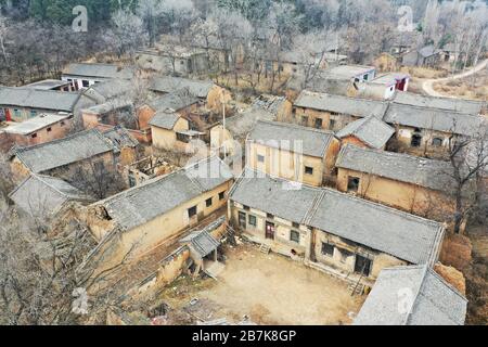 Veduta aerea del villaggio di Yaojiapo, Yuncheng, provincia di Shanxi, Cina del nord, 4 gennaio 2020. Yaojiapo Village, un villaggio di 400 anni che un tempo Foto Stock