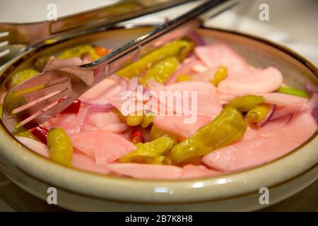 Contorni serviti insieme al piatto caldo Sichuan, Xiangyang città, provincia di Hubei della Cina centrale, 25 dicembre 2019. Didascalia locale *** fachaoshi Foto Stock