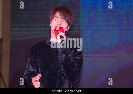 Attore, modello e cantante taiwanese Jerry Yan partecipa all'evento di promozione del marchio Xin Youzhi nella città di Guangzhou, provincia del Guangdong del sud della Cina, 8 gennaio 2 Foto Stock