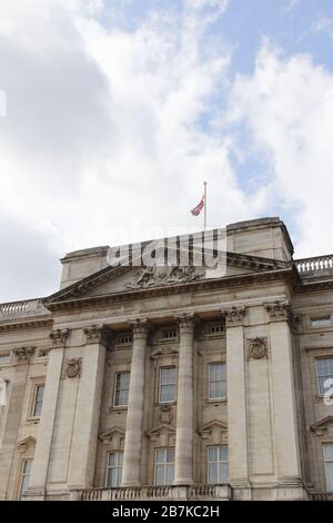 Londra, Regno Unito - 11 maggio 2019: Buckingham Palace con la bandiera in una giornata di sole Foto Stock