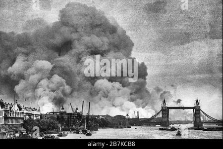 Ammira il Tamigi a Londra verso il fumo che sale dalle banchine di Londra dopo un raid aereo durante il Blitz. 7 settembre 1940 Foto Stock