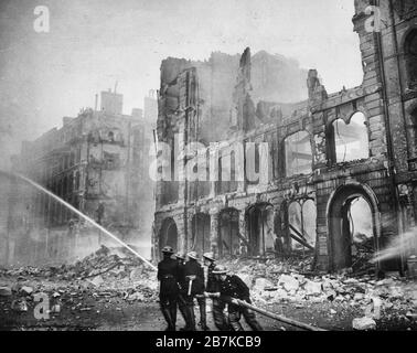 I vigili del fuoco hanno fatto un blaze a Londra dopo un raid aereo durante il Blitz nel 1941. Foto Stock