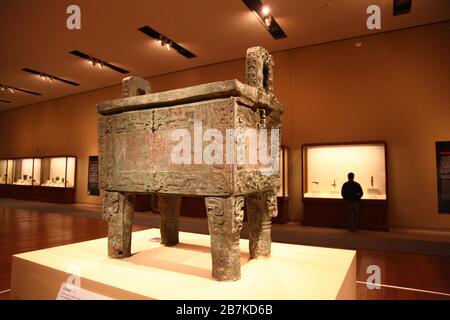 L'Houmusu Bronze Ding, precedentemente chiamato Simuwu Bronze Ding, è in mostra al Museo Nazionale della Cina a Pechino, Cina, 14 marzo 2012. Foto Stock