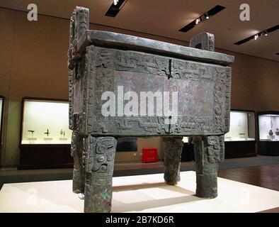 L'Houmusu Bronze Ding, precedentemente chiamato Simuwu Bronze Ding, è in mostra al Museo Nazionale della Cina a Pechino, Cina, il 5 dicembre 2012. Foto Stock