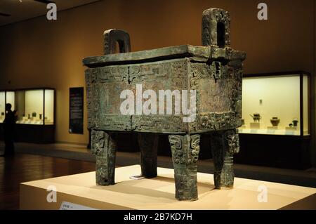 L'Houmusu Bronze Ding, precedentemente chiamato Simuwu Bronze Ding, è in mostra al Museo Nazionale della Cina a Pechino, Cina, 30 gennaio 2013. Foto Stock