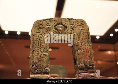 L'Houmusu Bronze Ding, precedentemente chiamato Simuwu Bronze Ding, è in mostra al Museo Nazionale della Cina a Pechino, Cina, 14 marzo 2012. Foto Stock